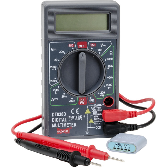 Digital multimeter med display, vridbar inställningsratt, röda och svarta mätprober, samt adapter för NPN och PNP transistortest.