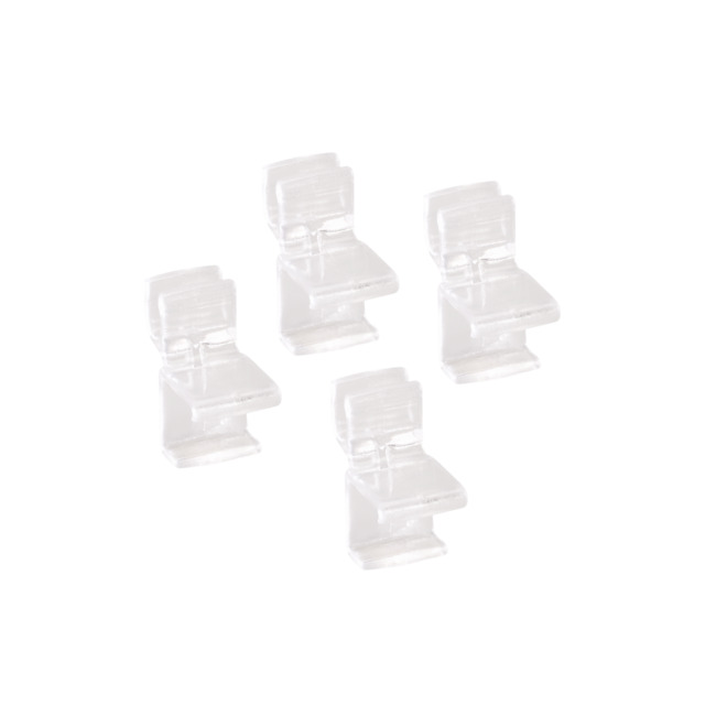Transparenta plastclips, fyra stycken, mot svart bakgrund.