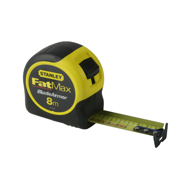 Gult och svart måttband med texten Stanley FatMax BladeArmor 8m på sidan, utdragen mätremsa.