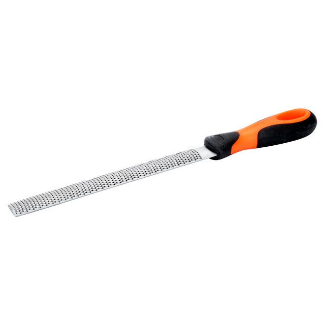 Rasp med orange och svart handtag och metallblad med avrundat slut.