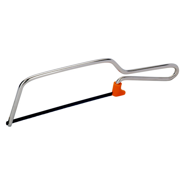 Metallbågsåg med silverfärgat handtag och orange infästning för sågbladet.
