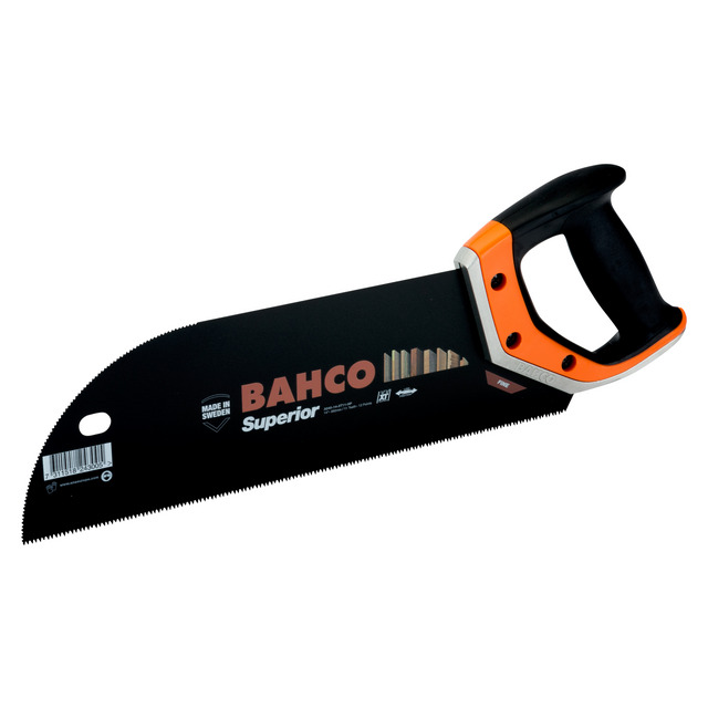 Handsåg med svart blad och orange handtag. Texten BAHCO Superior syns på bladet.