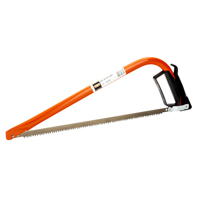 En bågsåg med orange ram och svart handtag. Sågbladet har fina tänder och en etikett på övre delen av ramen.