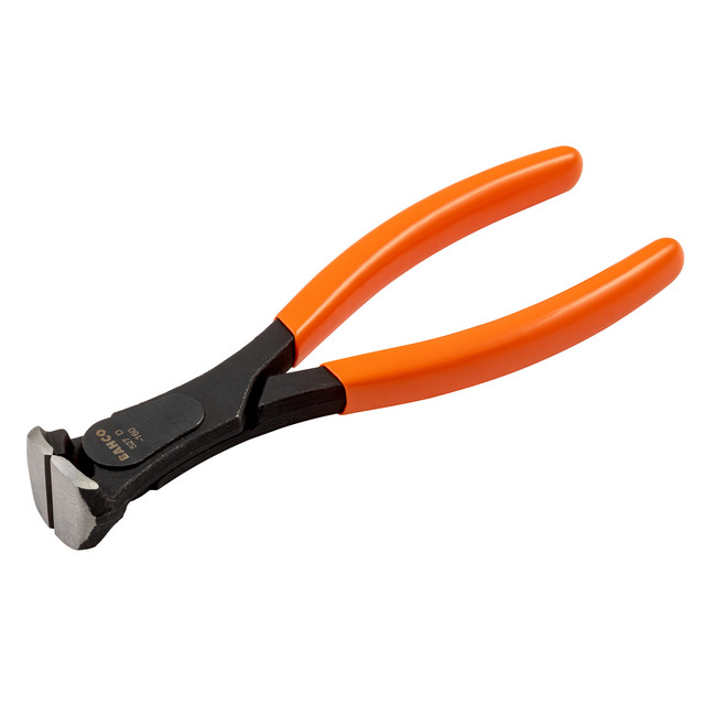 Tång med orange handtag och svart skärande huvud, sedd från sidan mot en vit bakgrund.