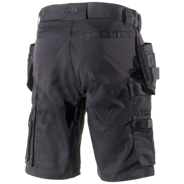 Svarta shorts med flera fickor och kardborrefästen, sett bakifrån.