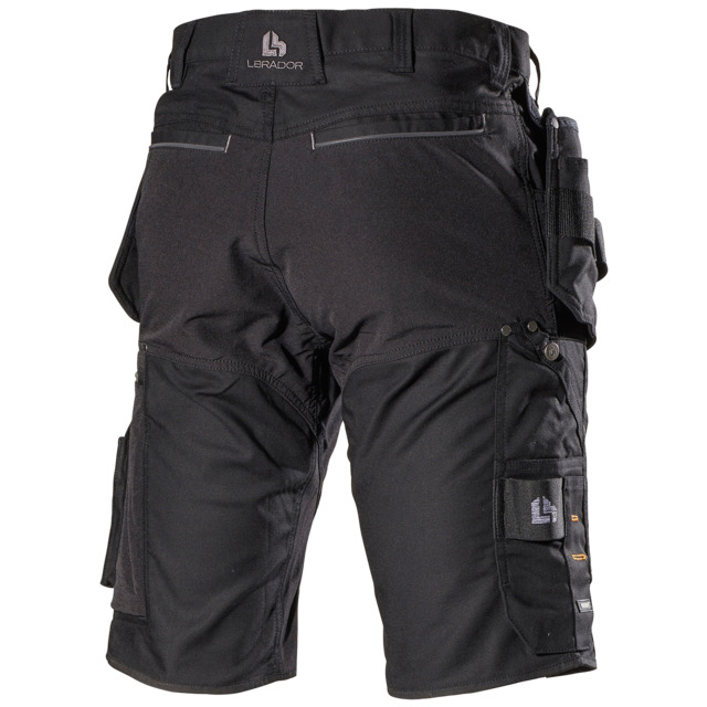 Svarta arbetsshorts med flera fickor och hållare, märkt Lbrador på bakfickan.