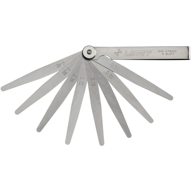 Uppfällbar mätsticka med flera smala, gradmärkta blad och ett metallhandtag med logotyp.
