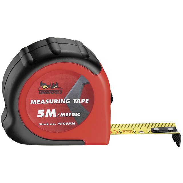 Rött och svart måttband med utskjuten gul mätmarkering. Text på sidan: Teng Tools, MEASURING TAPE 5M / METRIC.