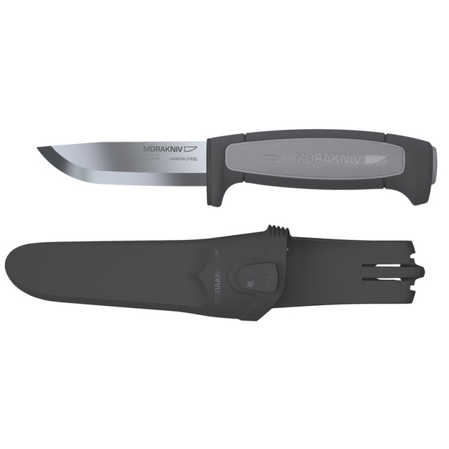Kniv med grått handtag och grått blad, samt svart slida med bältesfäste. Text på bladet: MORAKNIV - SWEDEN.