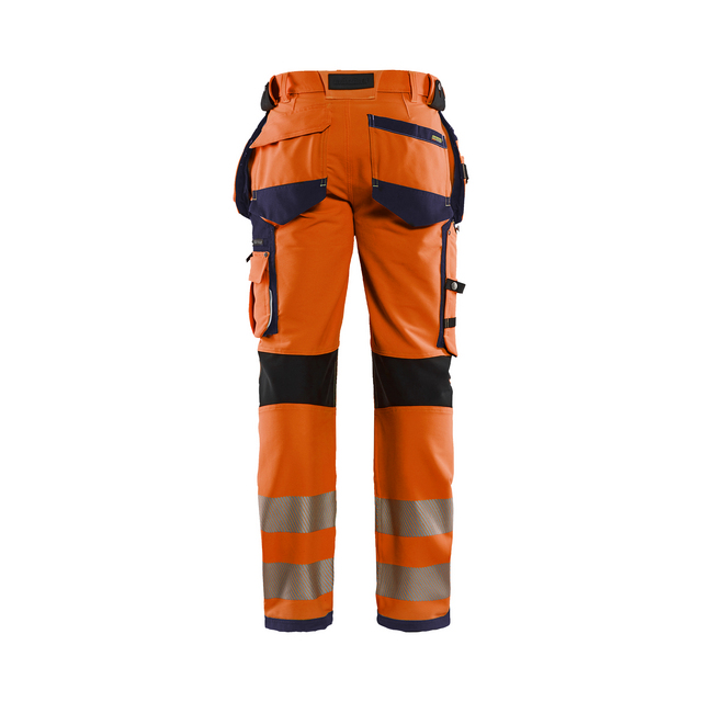 Orange och svarta arbetsbyxor med reflexband vid knä och vrister, fickor på sidorna och bak.