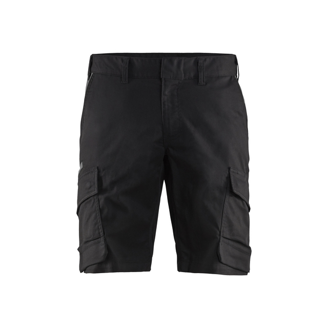 Svarta shorts med flera fickor, dragkedja och knappar fram.