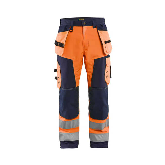 Arbetsbyxor i orange och mörkblått med reflexband runt benen och flera fickor.