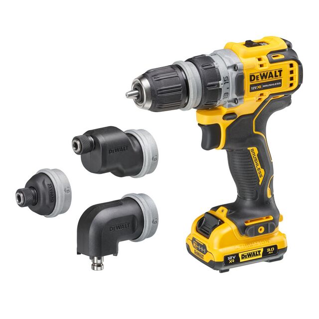 Gul och svart borrskruvdragare med tre utbytbara huvuden och batteri. Märket DEWALT synligt på verktyget.