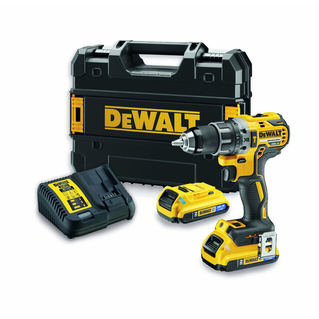 Slagborrmaskin med två batterier, laddare och en svart verktygsväska märkt DeWalt.