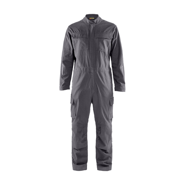 Grå industrioverall med dragkedja framtill, lång ärm och flera fickor.
