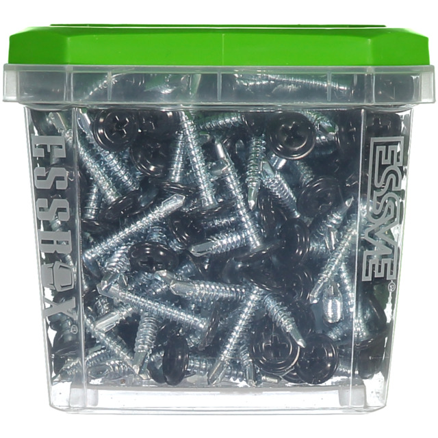 En genomskinlig plastbehållare med grönt lock som innehåller silverfärgade skruvar, märkt ESSVE på sidorna.
