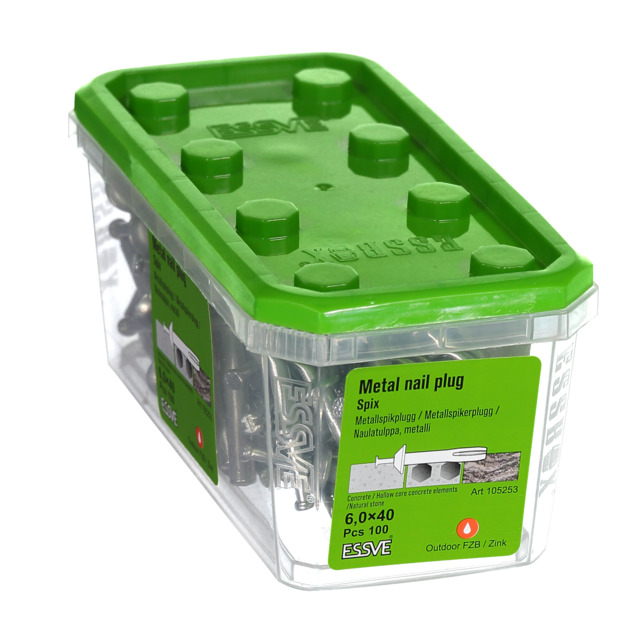 Plastförpackning med grönt lock innehållande metallspikpluggar 6,0 x 40 mm, 100 st. Text: ESSVE och Metal nail plug.