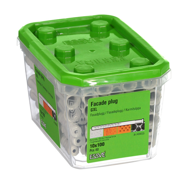Plastförpackning med grönt lock innehållande fasadplugg, etiketttext: Facade plug 6XL, 10x100, 40 st.