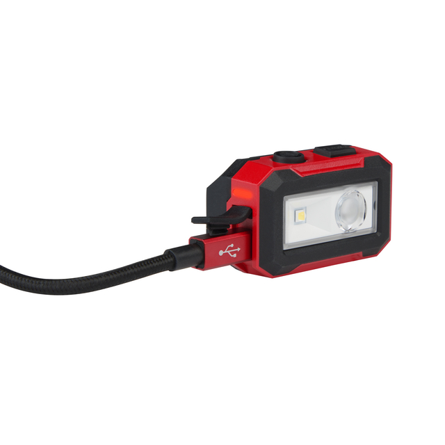 Röd och svart ficklampa med USB-kabel ansluten, två knappar upptill och en LED-lampa på framsidan.
