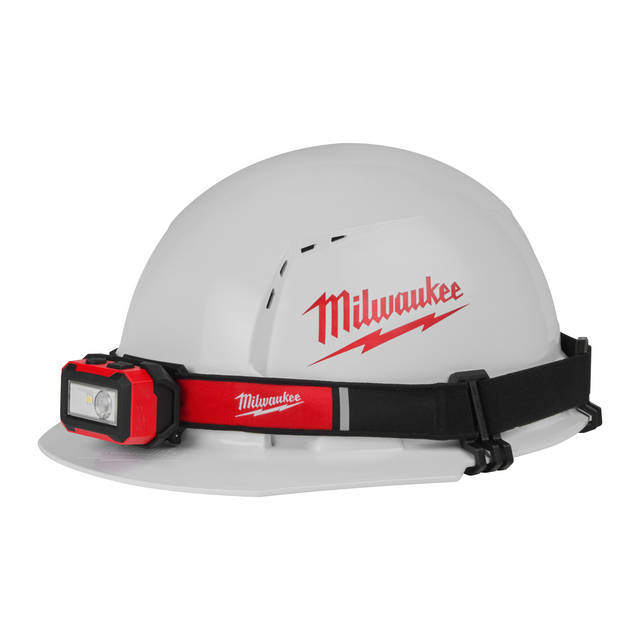 Vit skyddshjälm med röd logotypen Milwaukee och en röd pannlampa framtill.