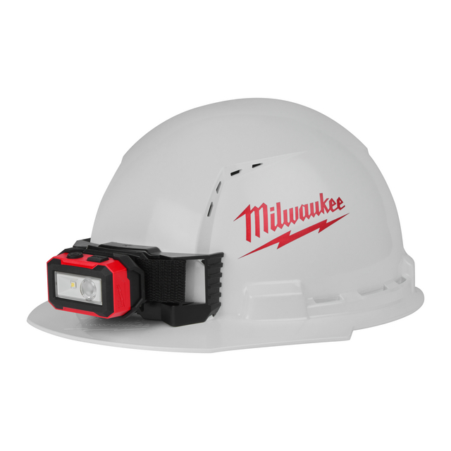 Vit byggnadshjälm med röd text Milwaukee och en fäst LED-lampa framtill.