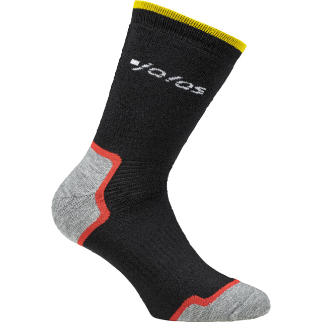 Svart strumpa med grå tå och häl, röda kanter och gul detalj vid skaftet. Text X-Socks i vitt.