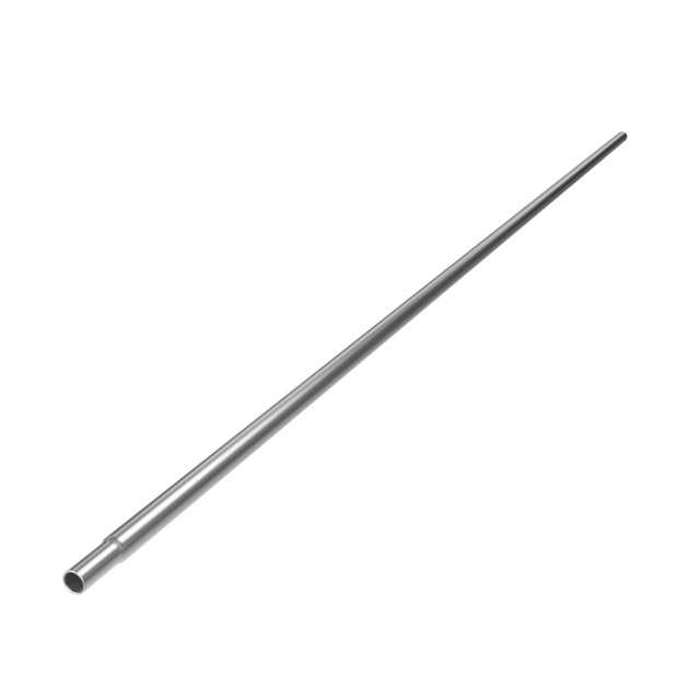 Metallrör avsmalnande mot ena änden, placerat mot en grön bakgrund.