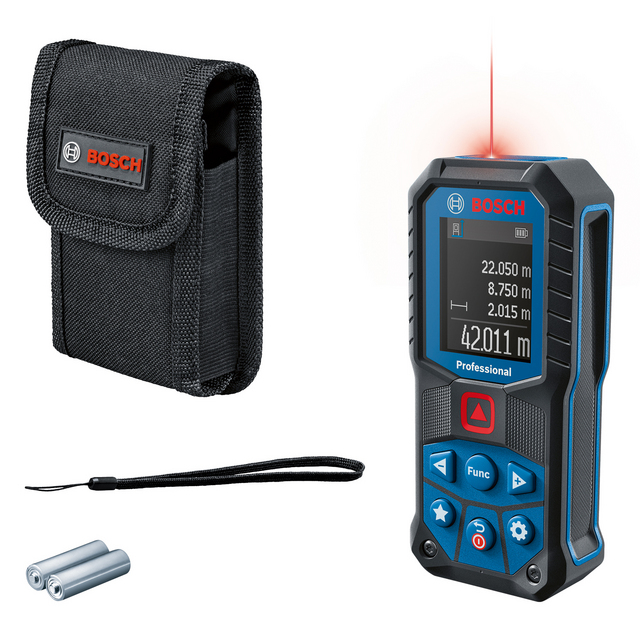 Laseravståndsmätare med skärm som visar olika mätvärden, röd laserstråle ovanpå. Batterier, bärväska och handledsband syns bredvid.