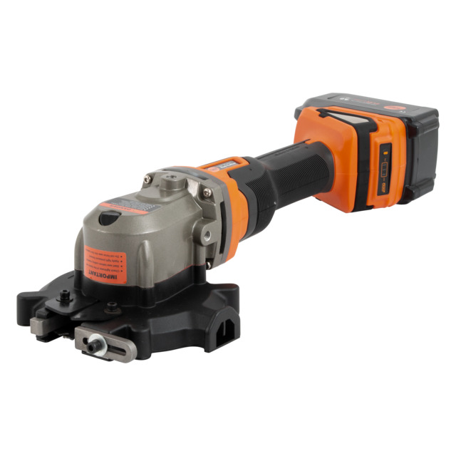 Batteridriven vinkelslipmaskin med svart och orange hölje, sedd från sidan.
