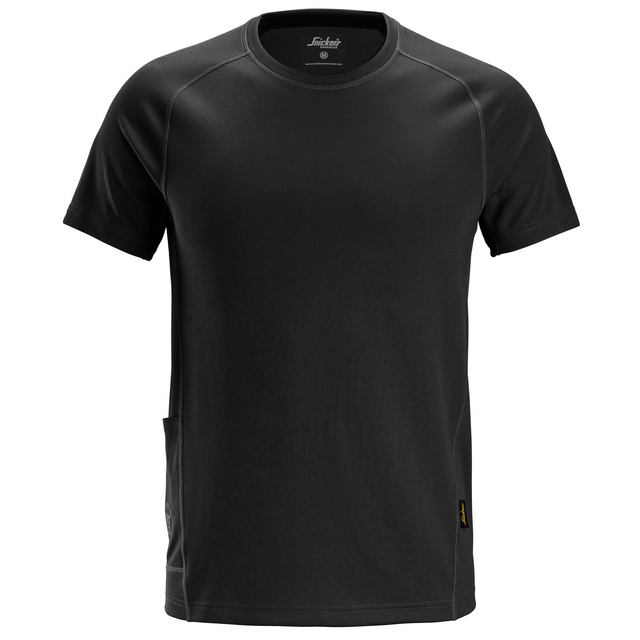 Svart t-shirt med korta ärmar och rund hals.