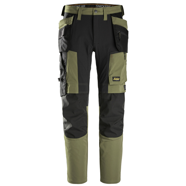 Arbetsbyxor i grön och svart med flera fickor, hängslen och märktext SNICKERS WORKWEAR på linningen.