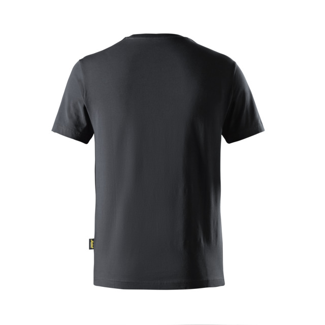 Svart t-shirt bakifrån med en svart etikett med gul och vit text nära fållen på vänster sida.