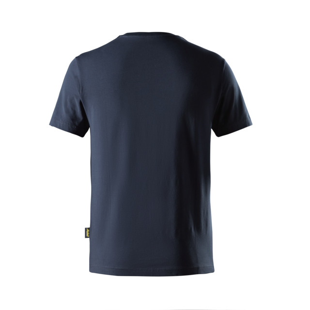 Mörkblå t-shirt sedd bakifrån med litet märke på vänster sida.