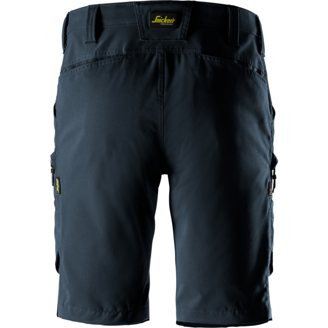 Mörka arbetsshorts med bältesöglor och flera fickor, logga synlig på baksidan.