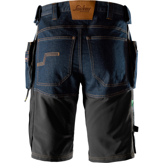 Arbetsbyxor med mörkblå denim och svarta paneler, fickor och bälteshälla. Logotyp på baksidan.