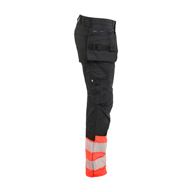 Arbetsbyxor med reflexband och flera fickor, svarta med röda och grå detaljer.