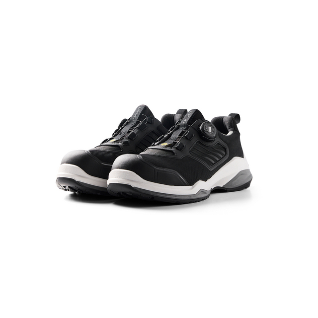 Svarta sneakers med vita sulor, snörningsfritt justeringssystem på sidan.