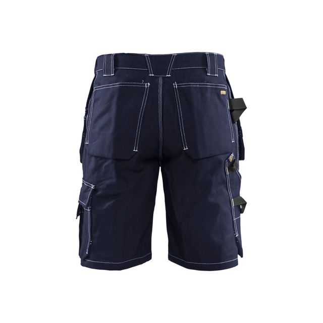 Mörkblå arbetsshorts med flera fickor och vita sömmar, fotograferade bakifrån.