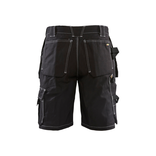 Svarta arbetsshorts med vita sömmar och flera fickor, inklusive hängfickor och sidofickor.