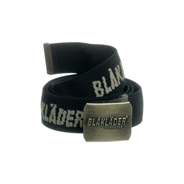 Svart textilbälte med metallspänne. BLÅKLÄDER WORKWEAR är tryckt i vitt på bältet och ingraverat på spännet.