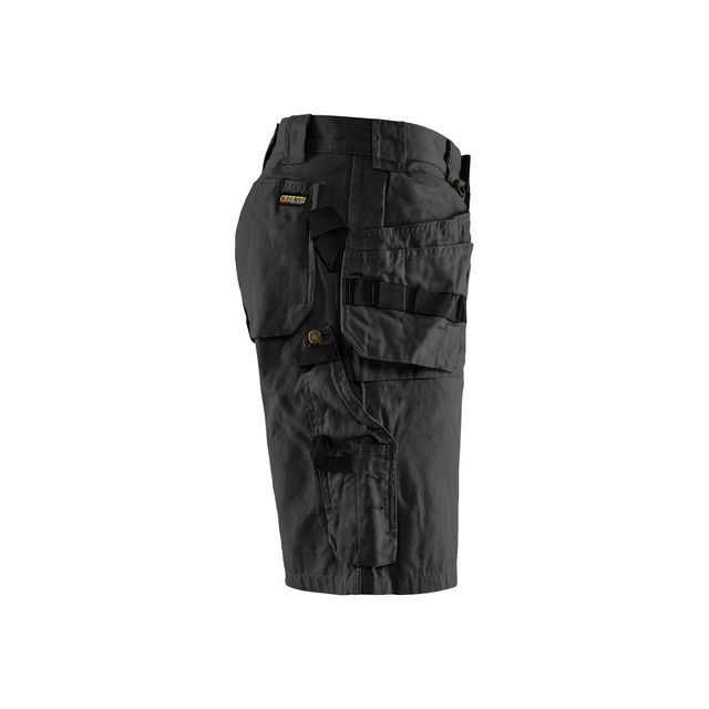 Cargoshorts i svart med flera fickor på vänster sida och bältesöglor i midjan.