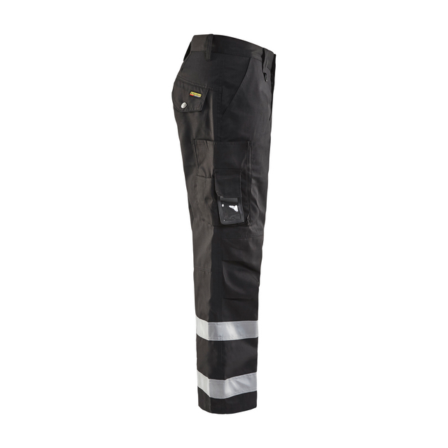 Svarta arbetsbyxor med reflexband runt benen och flera fickor.