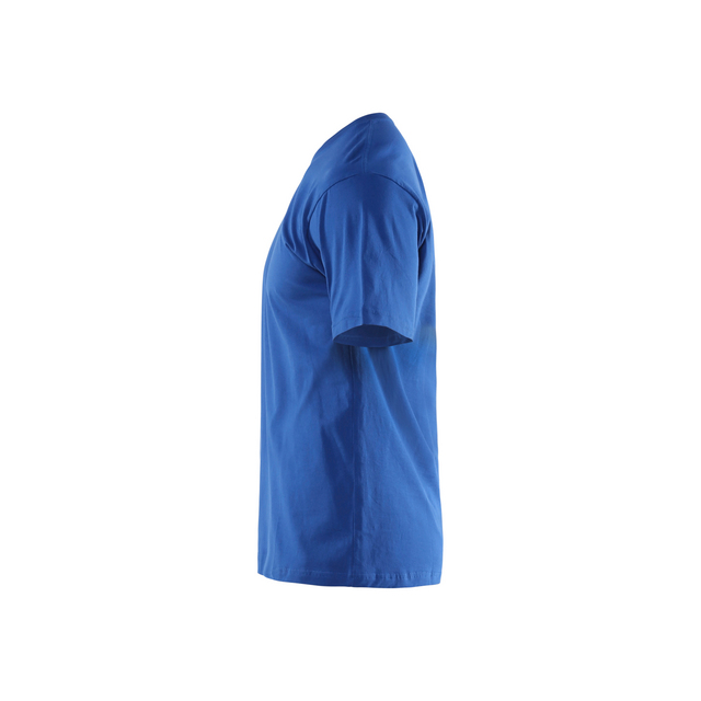 Blå t-shirt sedd från sidan mot vit bakgrund.