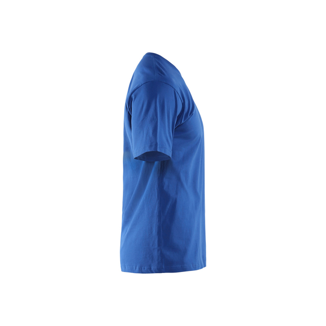 Blå t-shirt sedd från sidan på vit bakgrund.