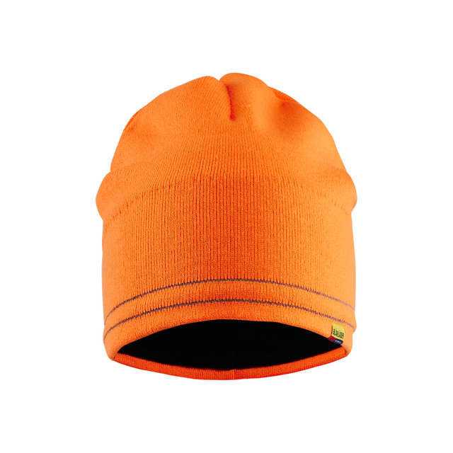 Orange mössa med svart kant, stickad med synliga sömmar.