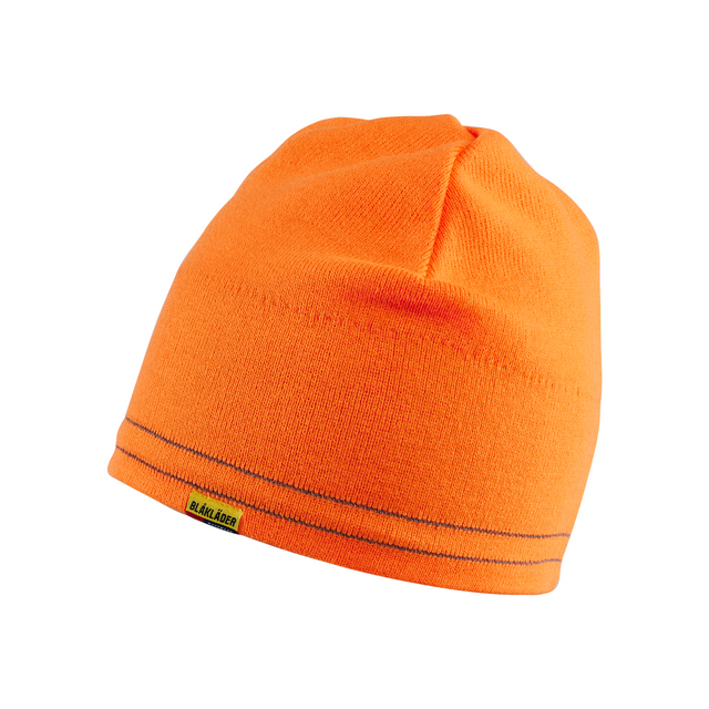 Orange mössa med mörka sömmar och en etikett med texten Blåkläder.