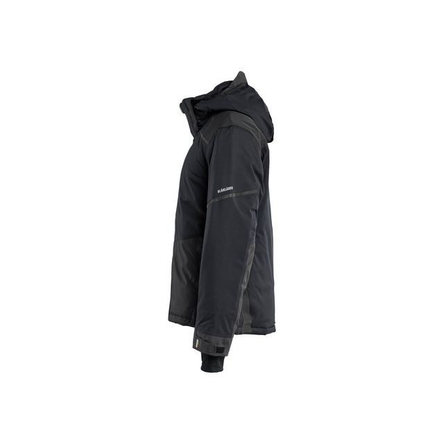 Svart vinterjacka med huva och dragkedja, sedd från sidan. Texten HELLY HANSEN på ärmen.