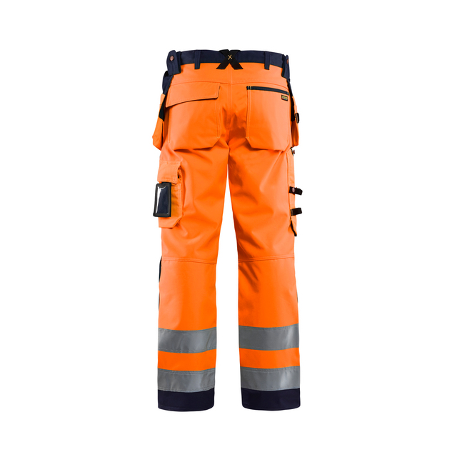 Orange arbetsbyxor med reflexband och fickor, sedd bakifrån.