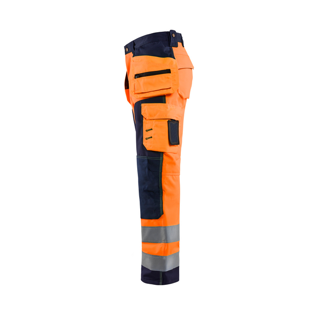 Arbetsbyxa i orange och mörkblått med reflexband och flera fickor.