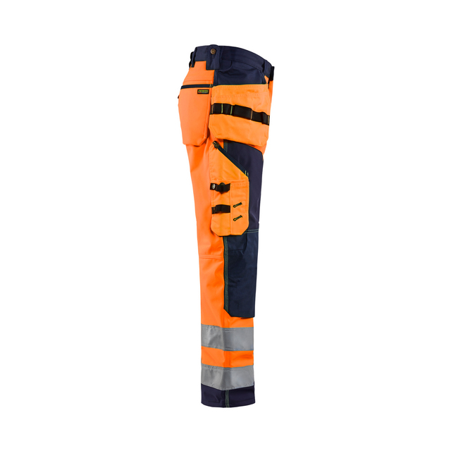 Arbetsbyxor i orange med reflexband och blå detaljer på ben och fickor.